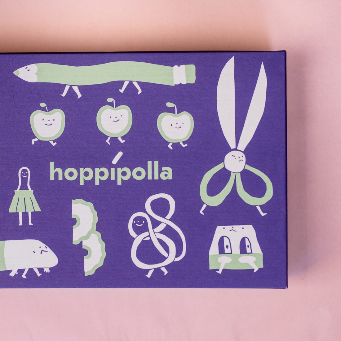 Il set di matite e la scatola illustrata da Simone Razzano per Hoppípolla. Stampa a cura di Printaly