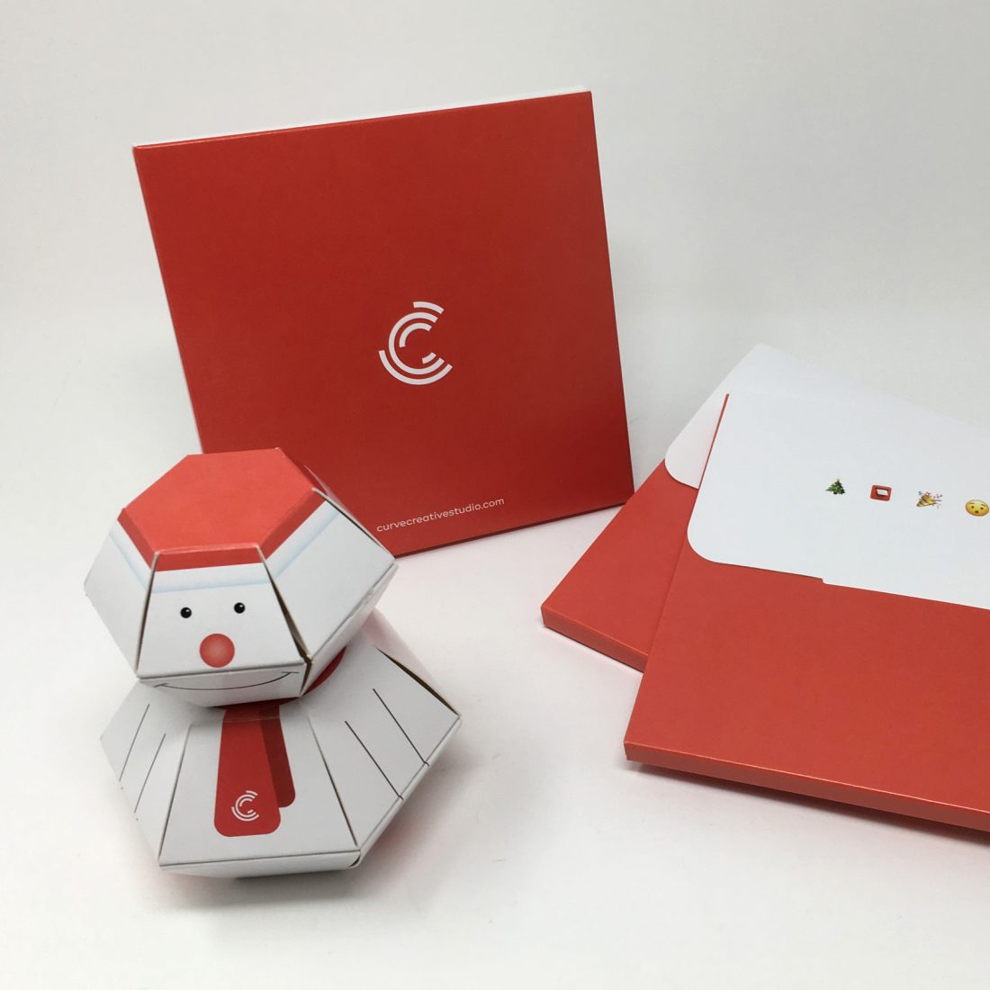 Il pupazzo pop up e un biglietto di auguri esplosivo per Curve Studio
