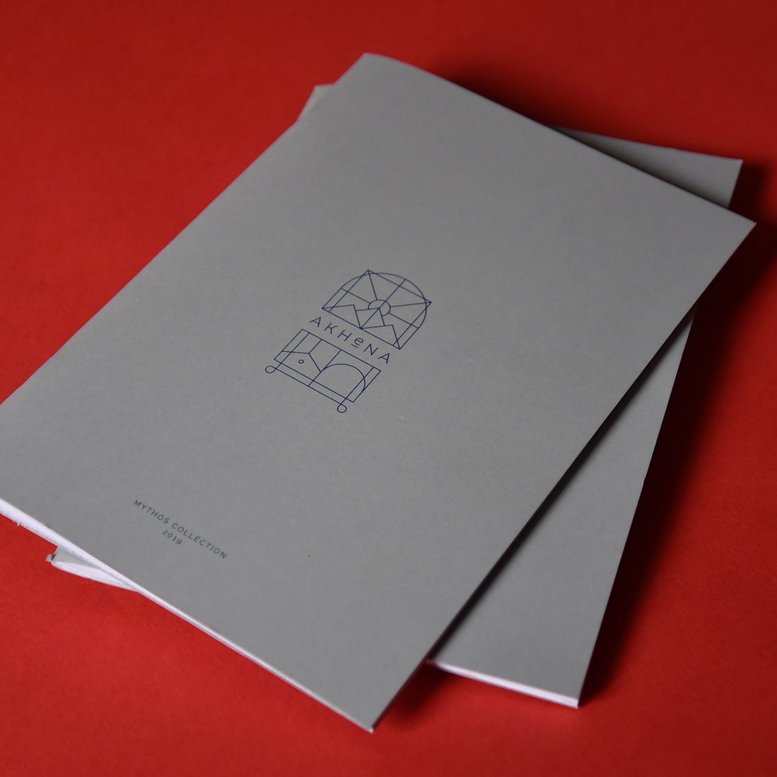 Il catalogo Akhena. Ridefinire la luce come azione pura.