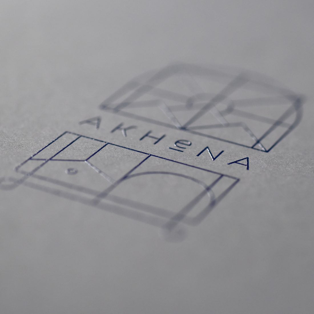 Il catalogo Akhena. Ridefinire la luce come azione pura.
