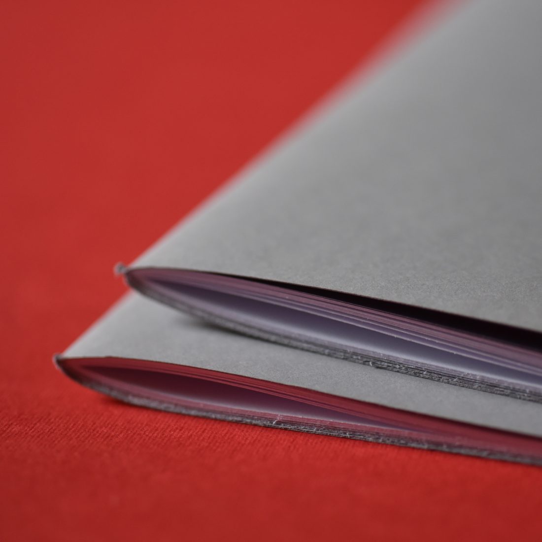 Il catalogo Akhena. Ridefinire la luce come azione pura.