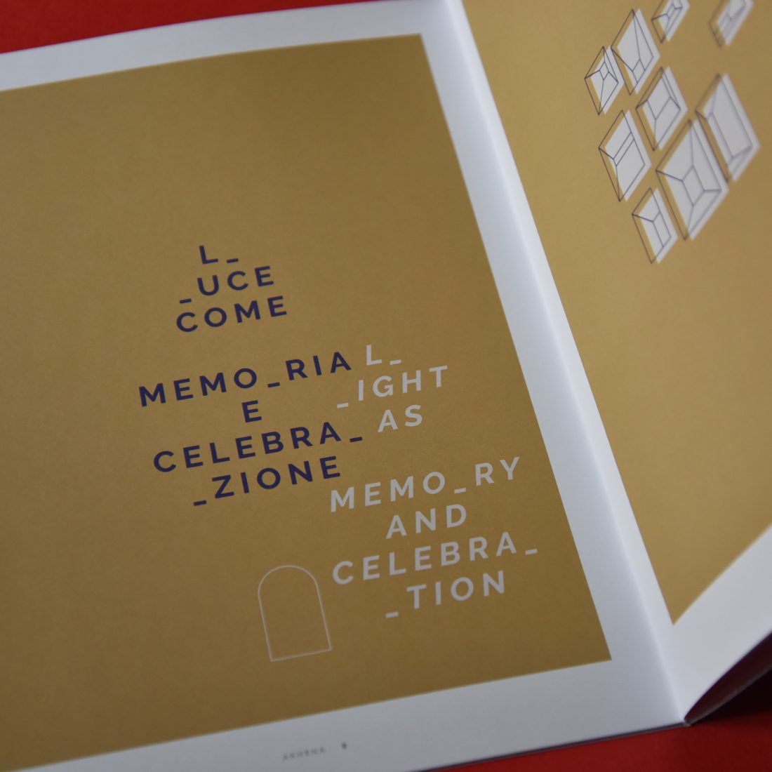 Il catalogo Akhena. Ridefinire la luce come azione pura.