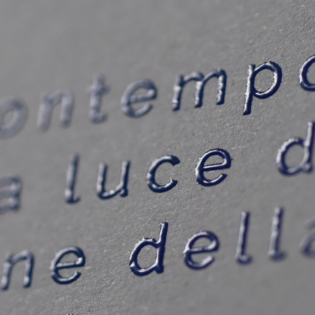 Il catalogo Akhena. Ridefinire la luce come azione pura.