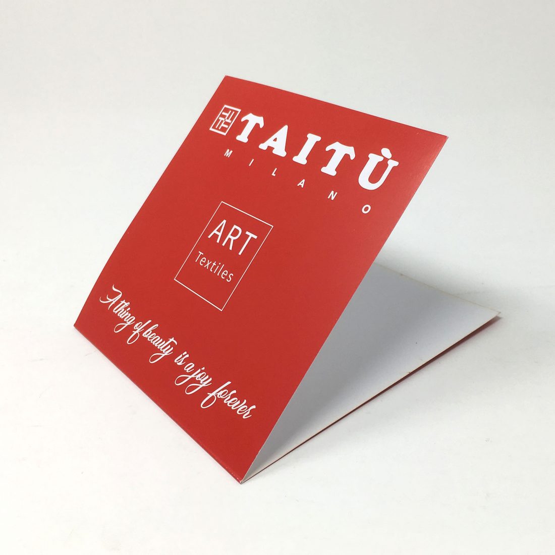 Taitù. Un coordinato visivo per l'azienda del design italiano.
