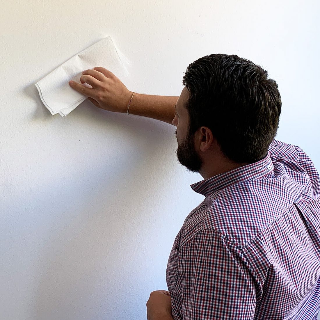Come applicare un adesivo prespaziato evitando bolle o pieghe?