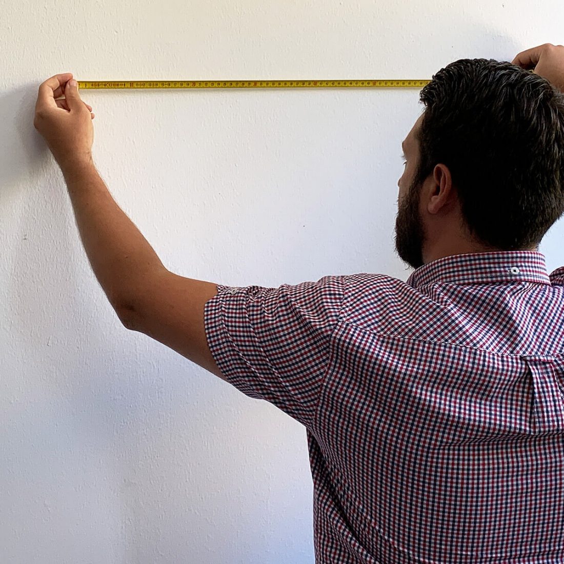 Come applicare un adesivo prespaziato evitando bolle o pieghe?