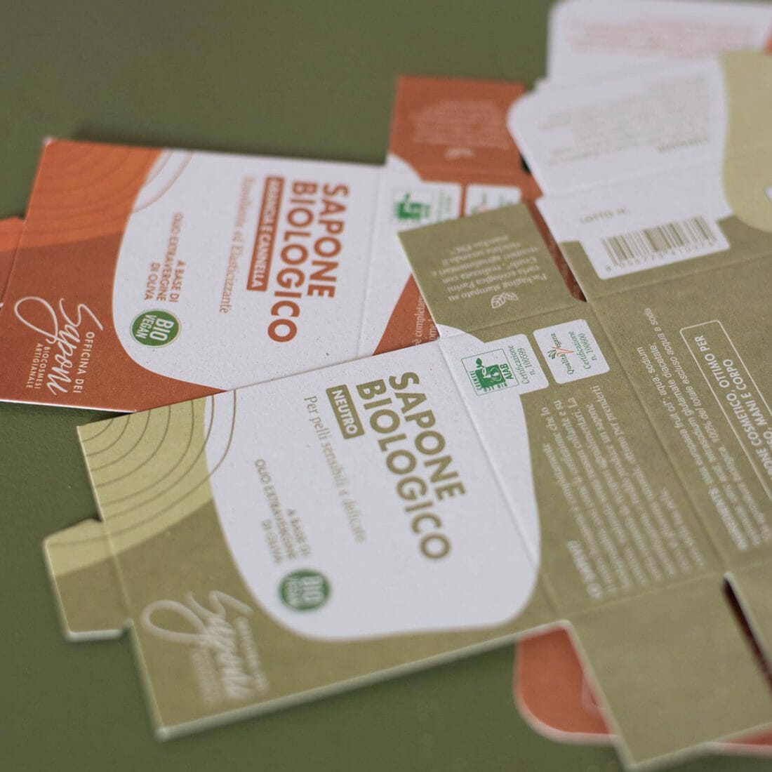 Il packaging della linea di Officina dei Saponi stampato su carta Favini Crush Mais