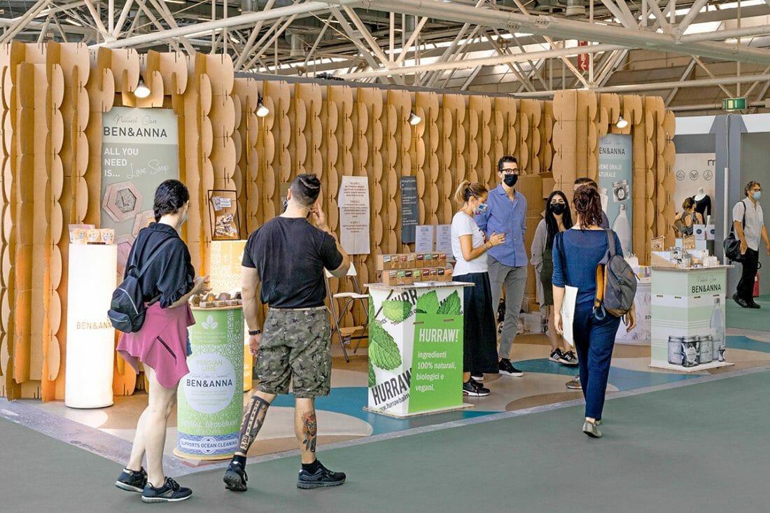 l'allestimento in cartone di  Materieunite per Bottega della Barba al Sana