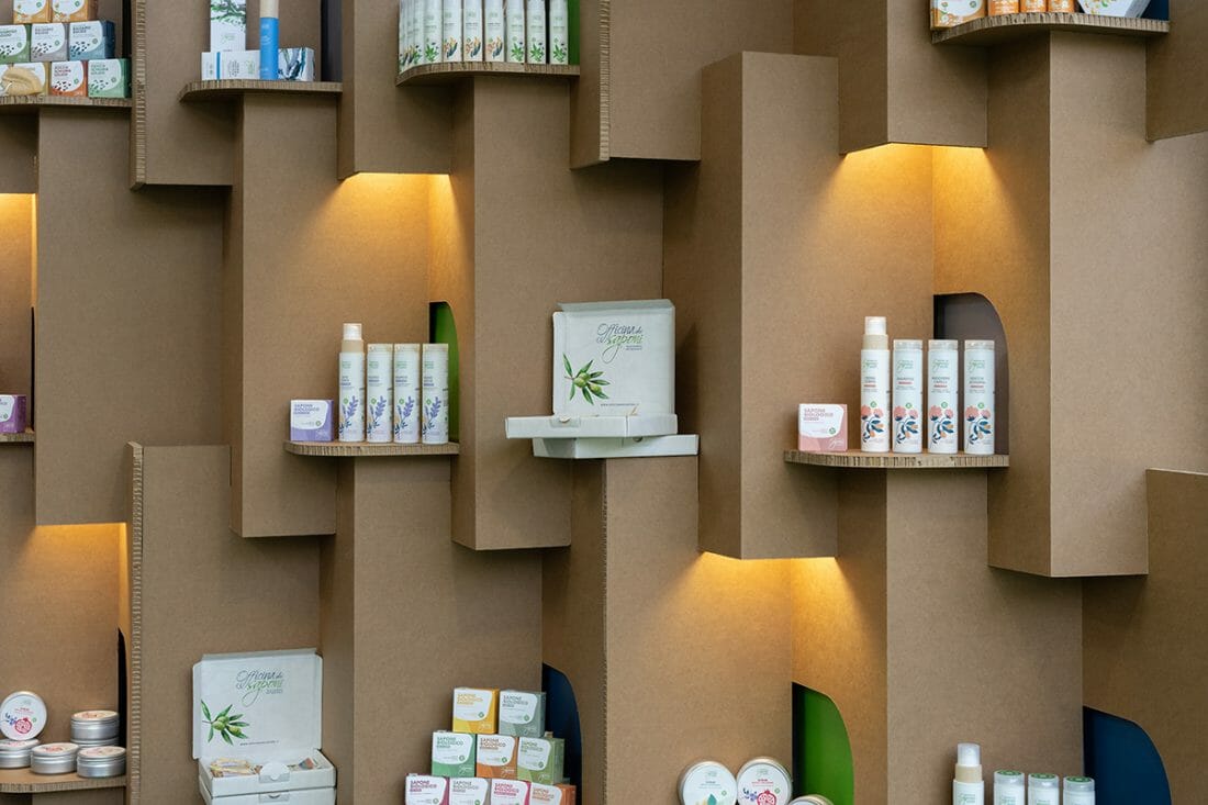 Lo stand in cartone di Officina dei Saponi realizzato da Materieunite per il Sana