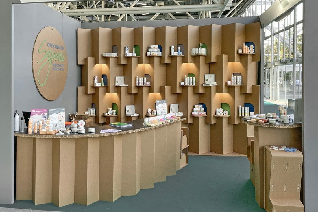 Lo stand in cartone di Officina dei Saponi realizzato da Materieunite per il Sana