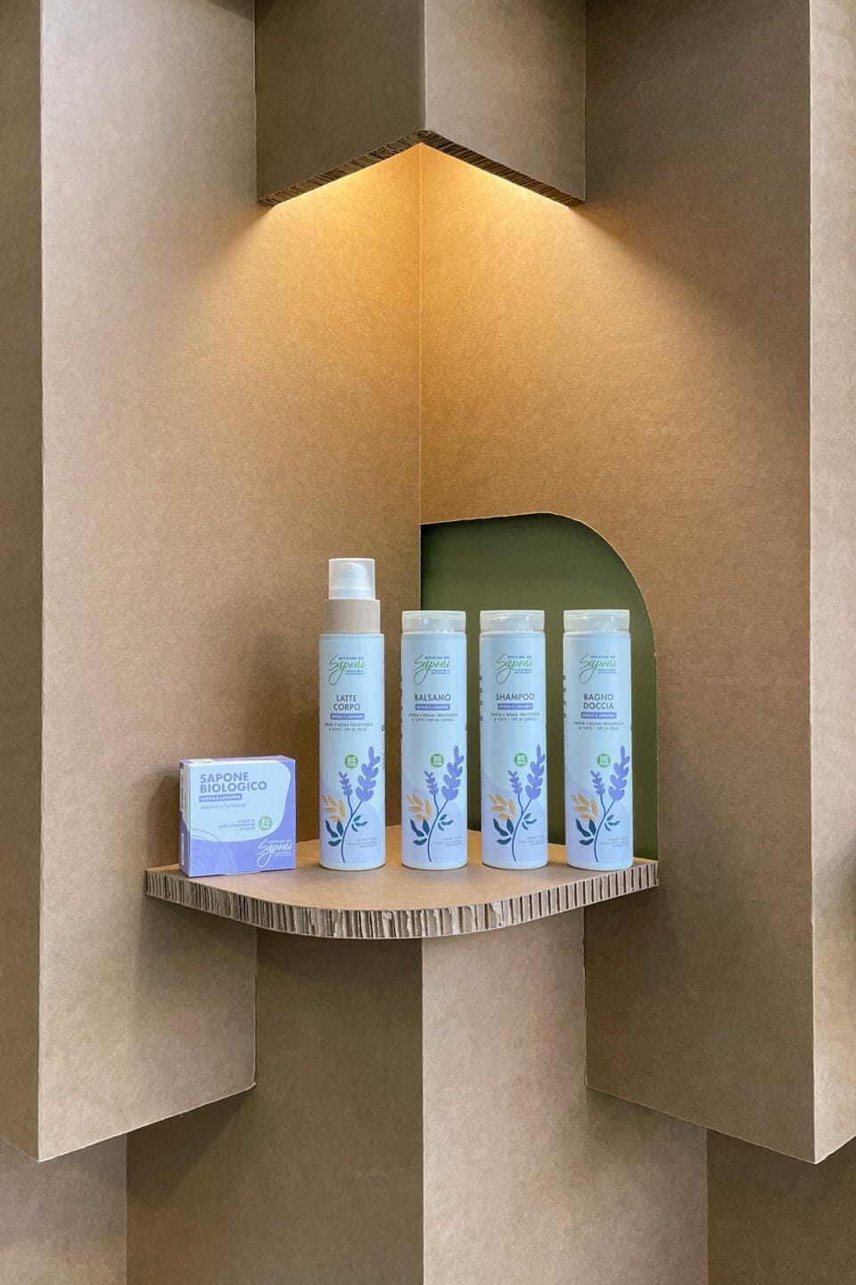 Lo stand in cartone di Officina dei Saponi realizzato da Materieunite per il Sana