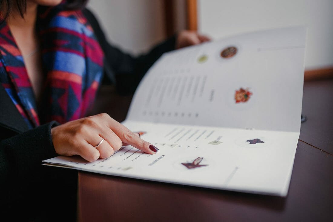 Close,Up,Of,Woman,Finger,With,Menu,Choosing,Dishes,At - Blog Printaly.com Menù per ristorante a opuscolo spillato